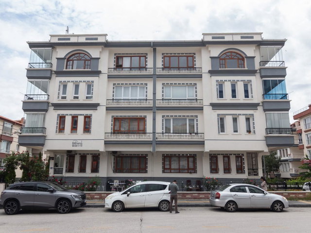UYANIŞ GÜLBABA CADDESİ ÜZERİNDE EŞYALI KIRALIK  3+1 DAİRE CADDE CEPHE