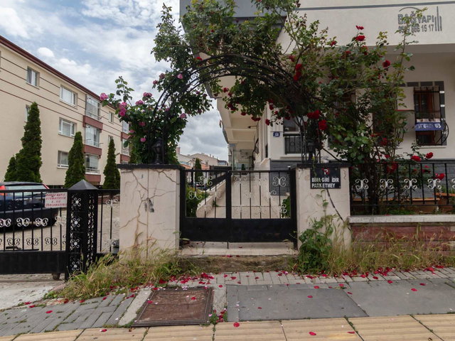 UYANIŞ GÜLBABA CADDESİ ÜZERİNDE EŞYALI KIRALIK  3+1 DAİRE CADDE CEPHE
