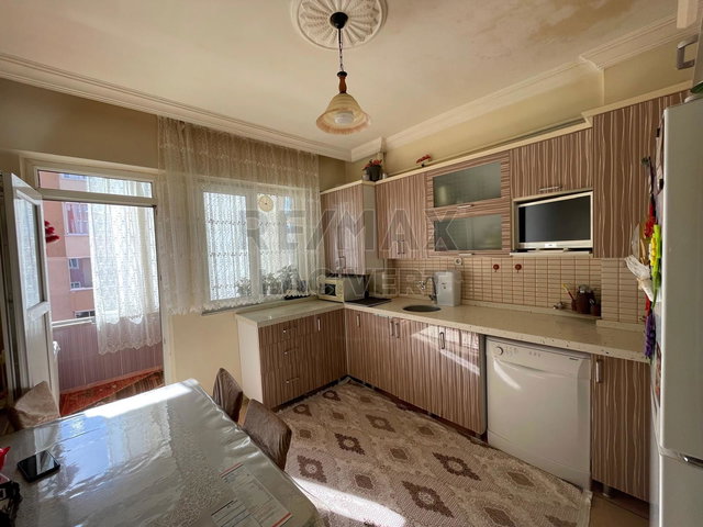 RE/MAX LACİVERT'TEN ŞÜKRÜPAŞA'DA SATILIK 3+1 DAİRE