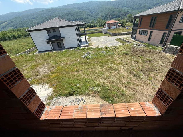 GÜMÜŞOVA YEŞILYAYLA'DA TAM MÜSTAKIL ARSALI, NATAMAM İKIZ VILLA!