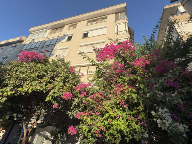 KARŞIYAKA BELEDİYESİ ‘NİN ARKA SOKAĞINDA ASANSÖRLÜ BİNADA SATILIK 3+1 DAİRE
