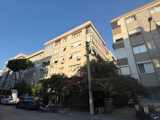 KARŞIYAKA BELEDİYESİ ‘NİN ARKA SOKAĞINDA ASANSÖRLÜ BİNADA SATILIK 3+1 DAİRE