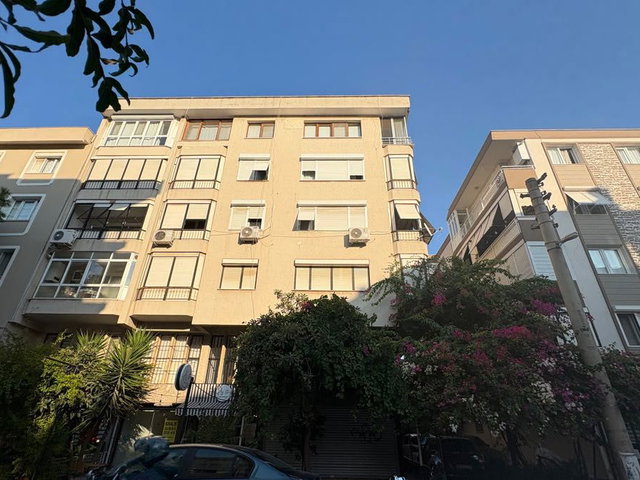 KARŞIYAKA BELEDİYESİ ‘NİN ARKA SOKAĞINDA ASANSÖRLÜ BİNADA SATILIK 3+1 DAİRE