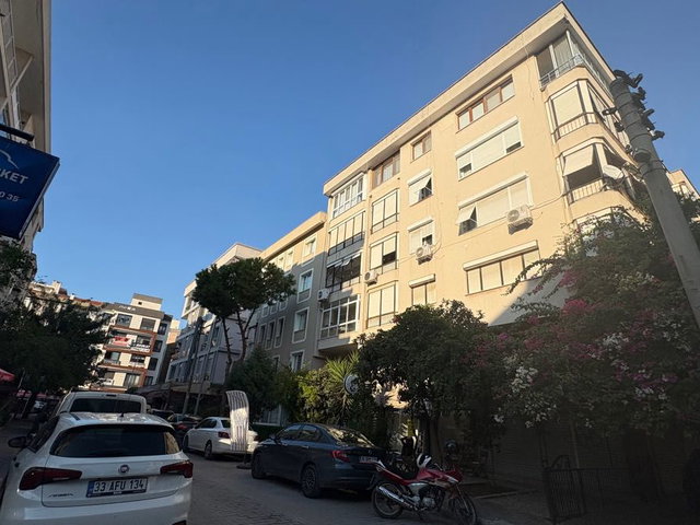 KARŞIYAKA BELEDİYESİ ‘NİN ARKA SOKAĞINDA ASANSÖRLÜ BİNADA SATILIK 3+1 DAİRE