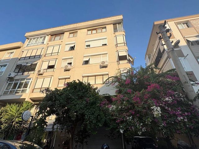 KARŞIYAKA BELEDİYESİ ‘NİN ARKA SOKAĞINDA ASANSÖRLÜ BİNADA SATILIK 3+1 DAİRE