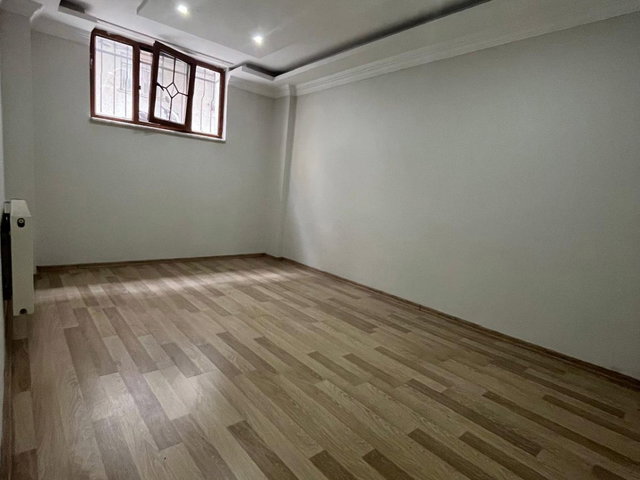 EYÜP RAMI CUMA’DA KIRALIK 2+1  KULLANIŞLI 75 M² BAHÇE KATI