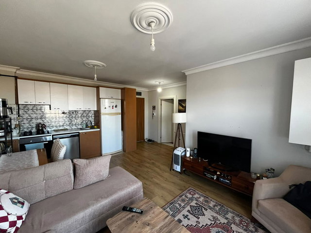 ÇAMLIK MAHALLESİ'NDE HAVAALANINA YAKIN SATILIK 1+1 ARA KAT DAİRE