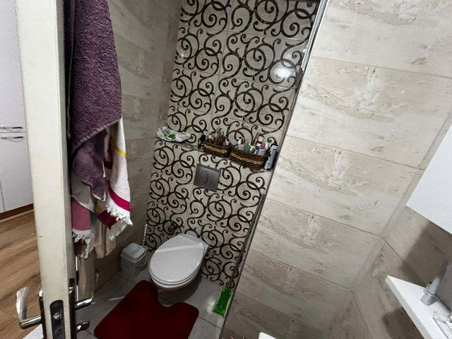 ÇAMLIK MAHALLESİ'NDE HAVAALANINA YAKIN SATILIK 1+1 ARA KAT DAİRE