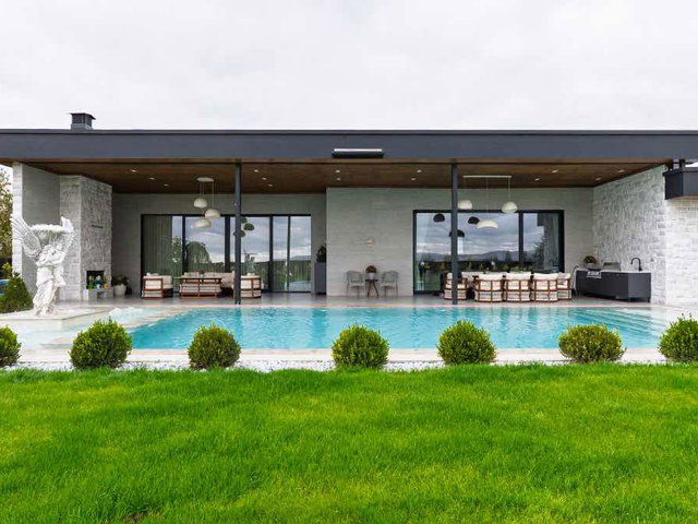 TEK KAT ÖZEL TASARIM VİLLA – 1.500 M² ARSA ÜZERİNDE, 5+1, 370 M² NET, ISITMALI HAVUZ