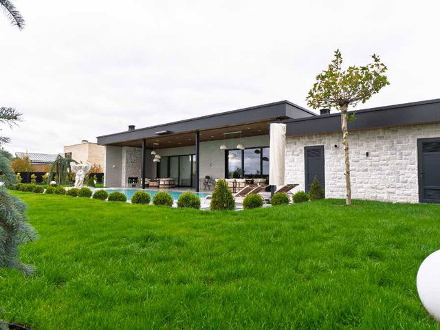 TEK KAT ÖZEL TASARIM VİLLA – 1.500 M² ARSA ÜZERİNDE, 5+1, 370 M² NET, ISITMALI HAVUZ