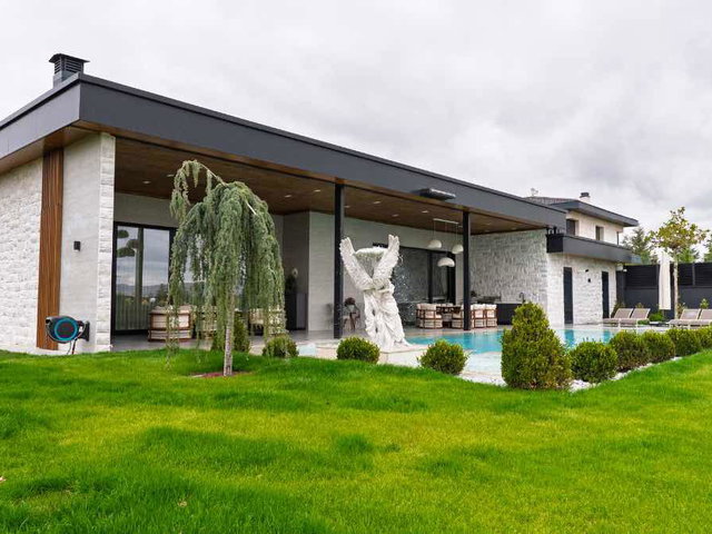 TEK KAT ÖZEL TASARIM VİLLA – 1.500 M² ARSA ÜZERİNDE, 5+1, 370 M² NET, ISITMALI HAVUZ