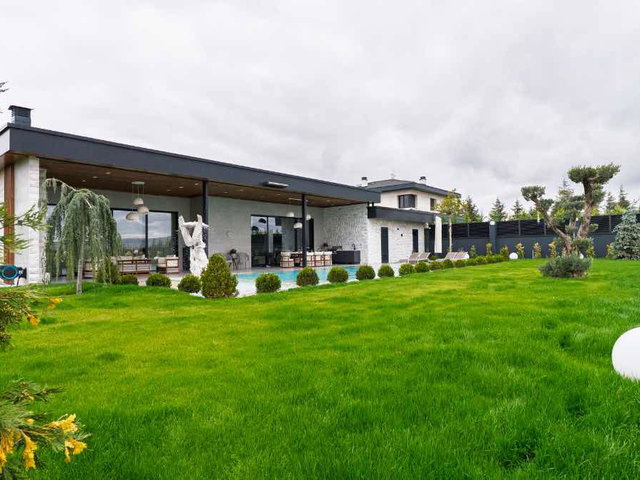 TEK KAT ÖZEL TASARIM VİLLA – 1.500 M² ARSA ÜZERİNDE, 5+1, 370 M² NET, ISITMALI HAVUZ