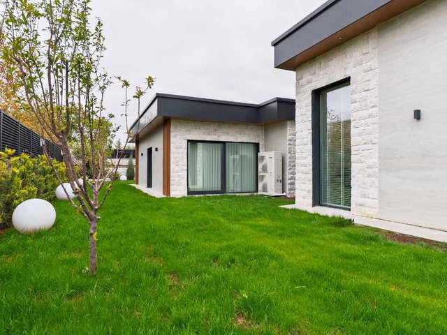 TEK KAT ÖZEL TASARIM VİLLA – 1.500 M² ARSA ÜZERİNDE, 5+1, 370 M² NET, ISITMALI HAVUZ