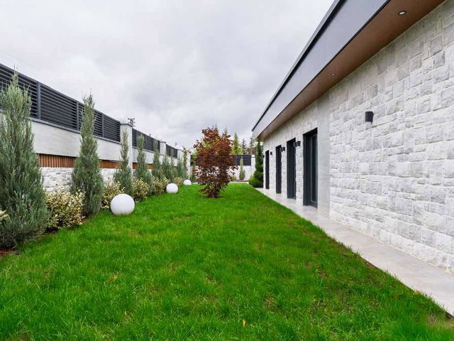 TEK KAT ÖZEL TASARIM VİLLA – 1.500 M² ARSA ÜZERİNDE, 5+1, 370 M² NET, ISITMALI HAVUZ