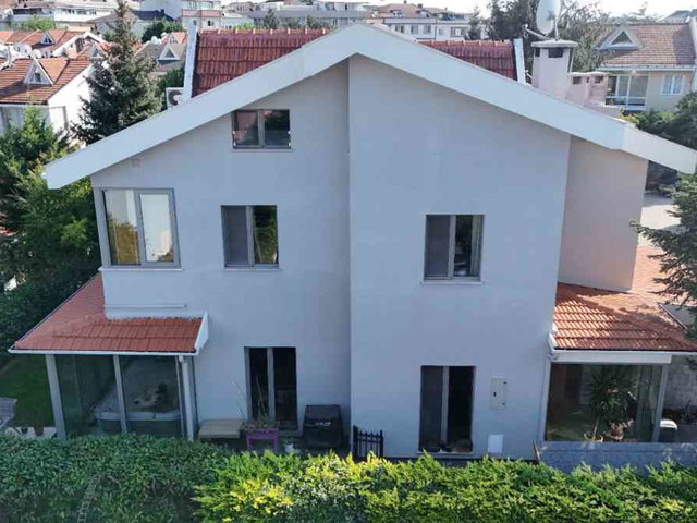 ÇEKMEKÖY GÖKDENİZ VİLLALARINDA EŞYALI BAHÇELİ TRİPLEKS VİLLA