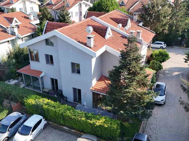 ÇEKMEKÖY GÖKDENİZ VİLLALARINDA EŞYALI BAHÇELİ TRİPLEKS VİLLA