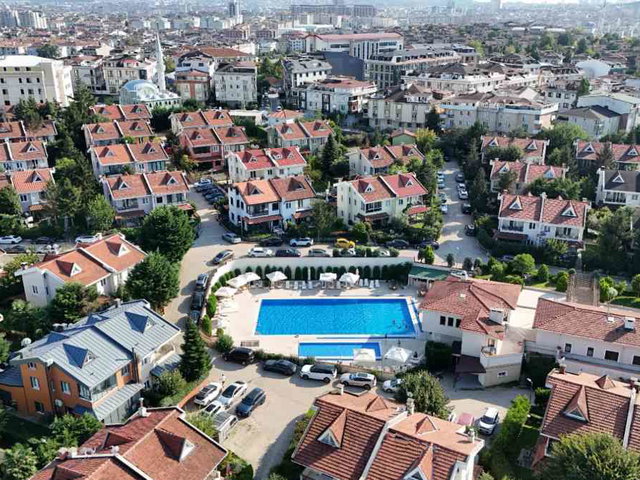 ÇEKMEKÖY GÖKDENİZ VİLLALARINDA EŞYALI BAHÇELİ TRİPLEKS VİLLA