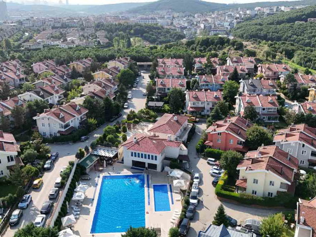 ÇEKMEKÖY GÖKDENİZ VİLLALARINDA EŞYALI BAHÇELİ TRİPLEKS VİLLA