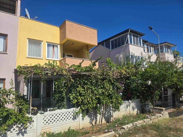BİGA NİLÜFER SİTESİ’NDE ÖN SIRA KONUMLU, BAHÇELİ VE TERASLI SATILIK 4+1 VİLLA