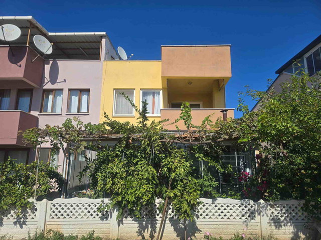 BİGA NİLÜFER SİTESİ’NDE ÖN SIRA KONUMLU, BAHÇELİ VE TERASLI SATILIK 4+1 VİLLA