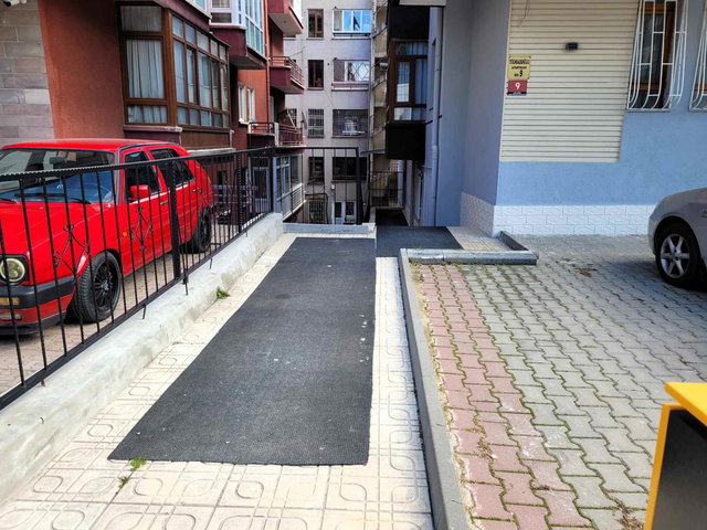 AŞAĞI ÖVEÇLER'DE 2+1 BAKIMLI DAİRE (90M²)