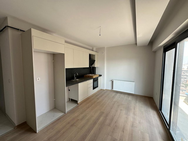 BORNOVA’DA 10. KAT, EŞYALI 1+1 KİRALIK DAİRE | BALKONLU, KOMBİLİ