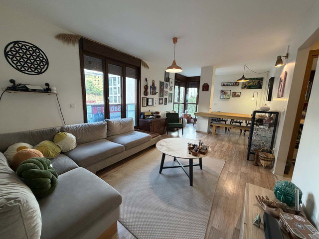 KADIKÖY ACIBADEM METROYANI YENİBİNA SATILIK 2+1 DAİRE K.MUTFAKLI