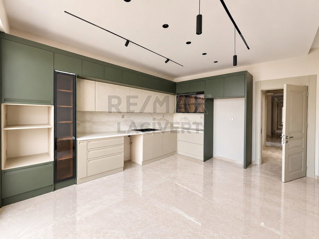 RE/MAX LACİVERT'TEN KOMBİNA PANORAMA GARDEN 'DA 4+1 TERASLI SATILIK DAIRE