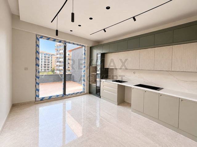 RE/MAX LACİVERT'TEN KOMBİNA PANORAMA GARDEN 'DA 4+1 TERASLI SATILIK DAIRE