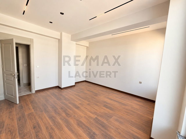RE/MAX LACİVERT'TEN KOMBİNA PANORAMA GARDEN 'DA 4+1 TERASLI SATILIK DAIRE