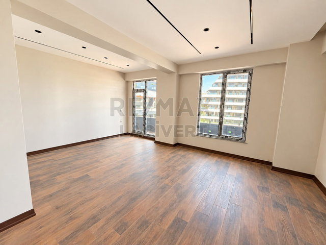 RE/MAX LACİVERT'TEN KOMBİNA PANORAMA GARDEN 'DA 4+1 TERASLI SATILIK DAIRE