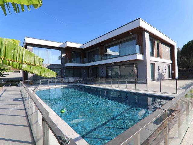 URLA KEKLİKTEPEDE 3.388 M² ARSA İÇERİSİNDE, ÖZEL TASARIM LÜKS VİLLA