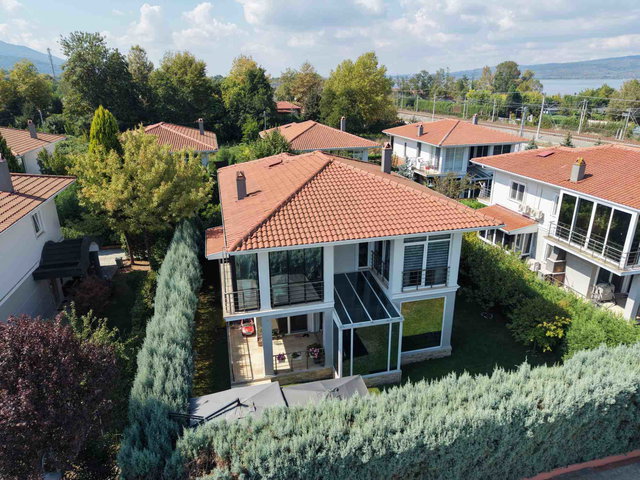 SAPANCA RÜSTEMPAŞA METEHAN KONAKLARINDA SATILIK MÜSTAKİL VİLLA