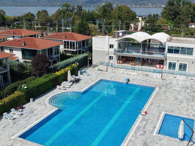 SAPANCA RÜSTEMPAŞA METEHAN KONAKLARINDA SATILIK MÜSTAKİL VİLLA
