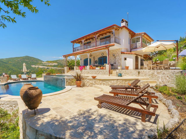 ANTALYA KAŞ DOĞA ICINDE MÜSTAKİL ÖZELLİKLERİ OLAN VİLLA!!