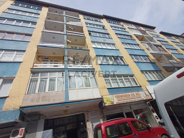 RE/MAX LACİVERT'TEN ÇAYKARA'DA 3+1 SATILIK ARAKAT DAİRE