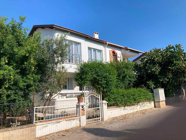 ÇEŞME YALI MAHALLESİNDE REMAX KUVARS'TAN 3+1 GENİŞ BAHÇELİ VİLLA