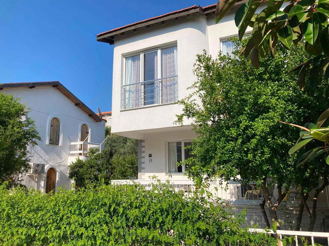 ÇEŞME YALI MAHALLESİNDE REMAX KUVARS'TAN 3+1 GENİŞ BAHÇELİ VİLLA