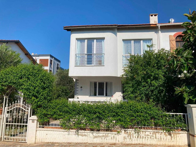 ÇEŞME YALI MAHALLESİNDE REMAX KUVARS'TAN 3+1 GENİŞ BAHÇELİ VİLLA