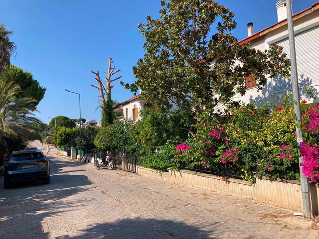 ÇEŞME YALI MAHALLESİNDE REMAX KUVARS'TAN 3+1 GENİŞ BAHÇELİ VİLLA