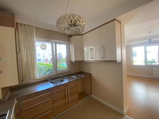 SEVINÇ EVLERI 2 SITESI'NDE HAVUZ MANZARALI 2+1 EBEVEYN B.