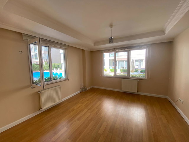 SEVINÇ EVLERI 2 SITESI'NDE HAVUZ MANZARALI 2+1 EBEVEYN B.