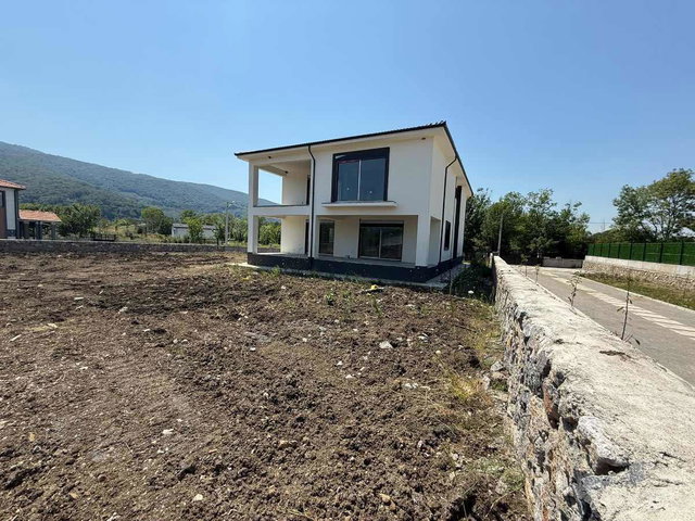 GÜMÜŞOVA YEŞILYAYLA'DA TAM MÜSTAKIL 830 M2 ARSALI SATILIK VILLA