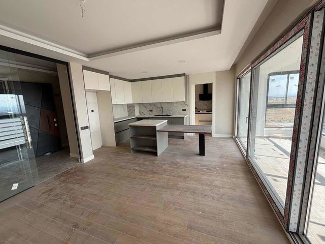 REMAX LEVEL'DEN CUMHURIYET'TE ADA MUTFAKLI LÜKS 4+1 DAIRE