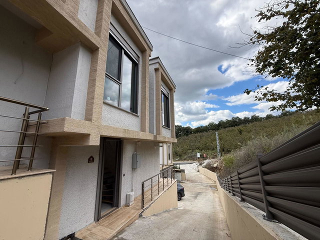 REMAX DIA'DAN KONURALP'TE ÖZEL YAPIM MANZARALI SATILIK VİLLA