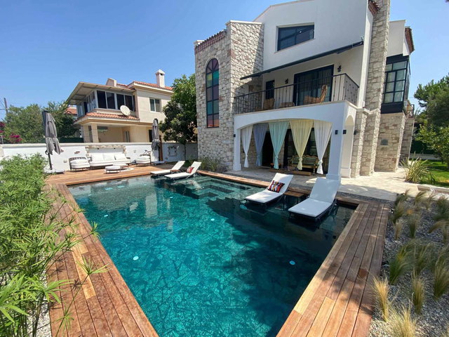 ALAÇATI MERKEZDE 6+1 ÖZEL HAVUZLU TAM MÜSTAKİL TRİPLEKS VİLLA