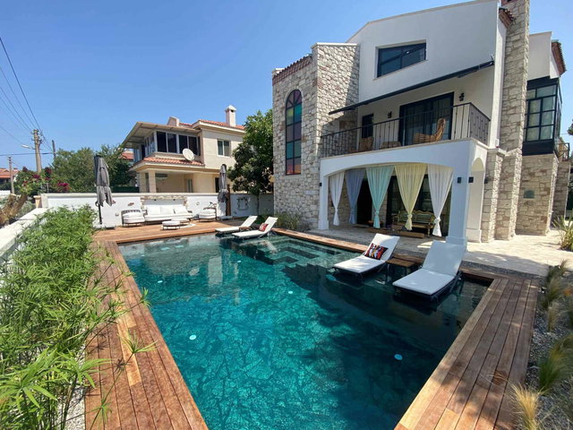 ALAÇATI MERKEZDE 6+1 ÖZEL HAVUZLU TAM MÜSTAKİL TRİPLEKS VİLLA