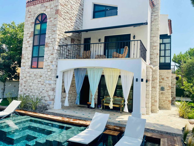ALAÇATI MERKEZDE 6+1 ÖZEL HAVUZLU TAM MÜSTAKİL TRİPLEKS VİLLA