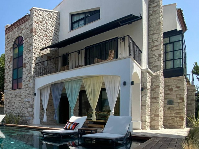 ALAÇATI MERKEZDE 6+1 ÖZEL HAVUZLU TAM MÜSTAKİL TRİPLEKS VİLLA