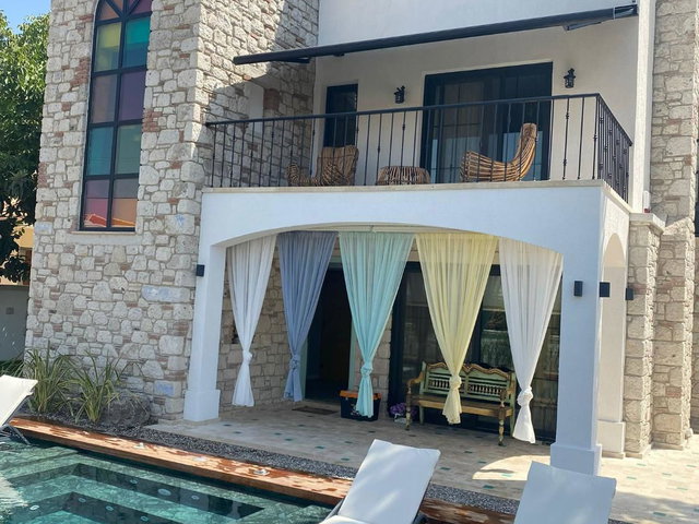 ALAÇATI MERKEZDE 6+1 ÖZEL HAVUZLU TAM MÜSTAKİL TRİPLEKS VİLLA